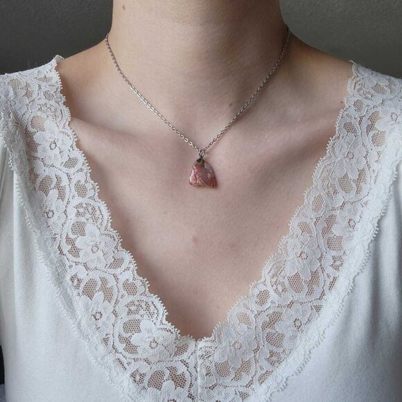 Pink fairy natural irregular stone necklace with a small silver chain - Picture 2 of 7